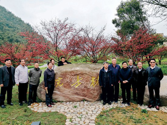中國(guó)科學(xué)院秦大河等13位院士安吉行.jpg