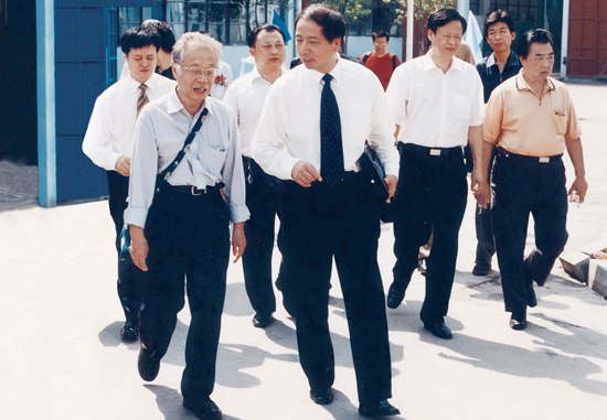 中科院院士何祚庥視察天能集團(tuán).jpg