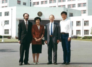 與中外專(zhuān)家合影