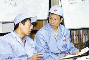 空間科學(xué)與應(yīng)用總體部為我國載人航天事業(yè)作出了突出貢獻(xiàn)，圖為顧逸東總設(shè)計(jì)師（右）和趙光恒（左）副總設(shè)計(jì)師